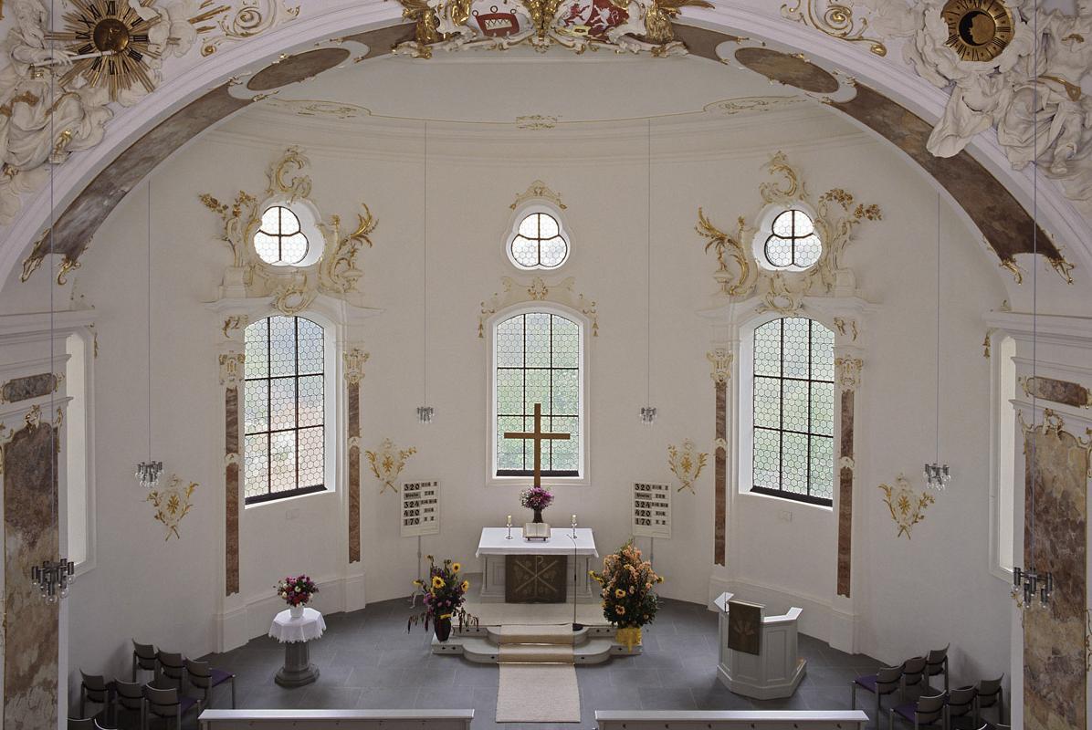 Blick in den Altarraum der Schlosskapelle