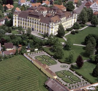 Luftaufnahme des Neuen Schlosses Tettnang mit der Gartenanlage
