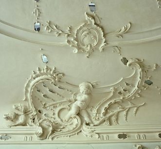 Detail eines Stuckreliefs im Bilderkabinett des Schlosses