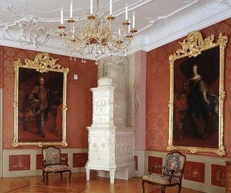 Erstes Rotes Zimmer oder Audienzzimmer im Neuen Schloss Tettnang mit Kaiserbildnissen