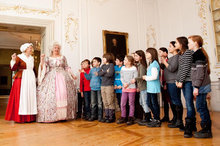 Schulklasse bei einer Kostümführung, Neues Schloss Tettnang