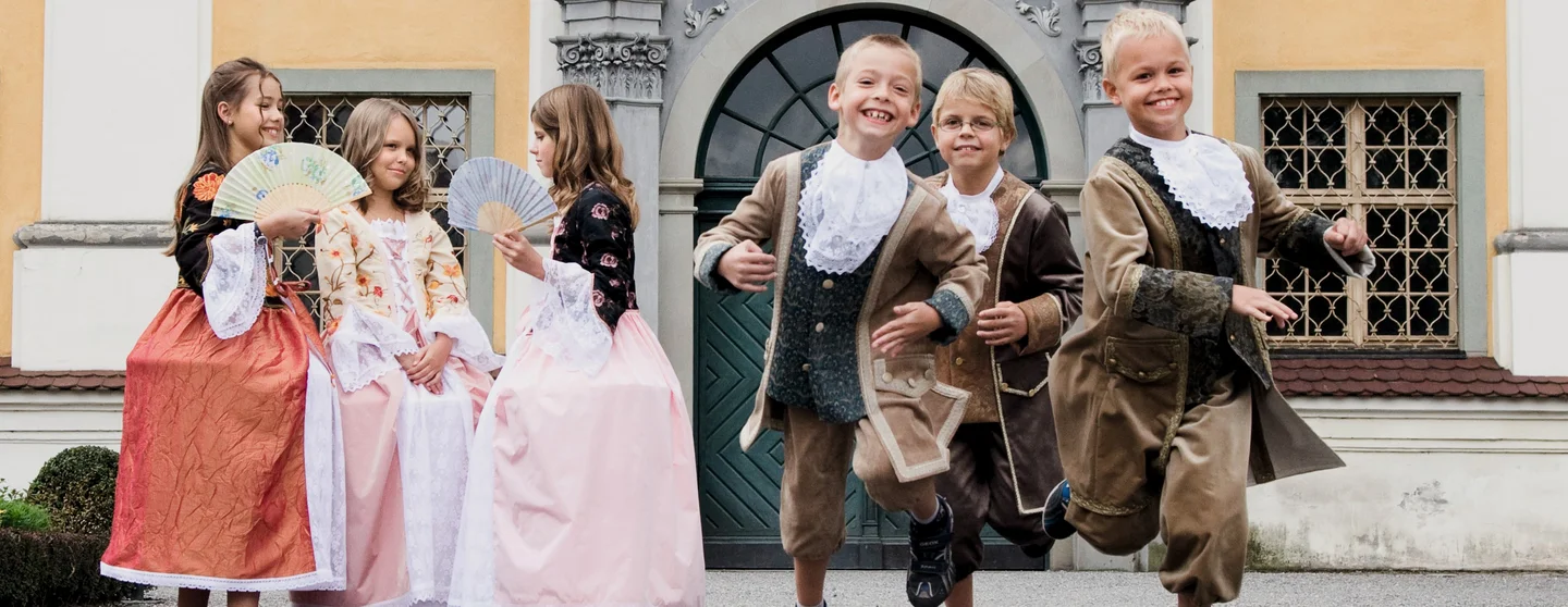photo: Staatliche Schlösser und Gärten Baden-Württemberg, Ortsverwaltung Schussenried Tettnang New Palace, children playing in the courtyard