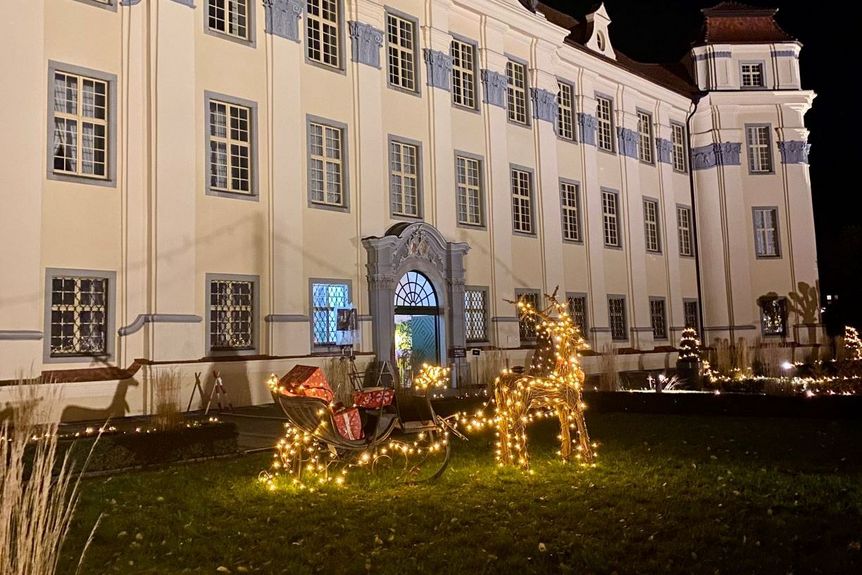 Neues Schloss Tettnang, Außen, Dekoraktion vor dem Schloss 