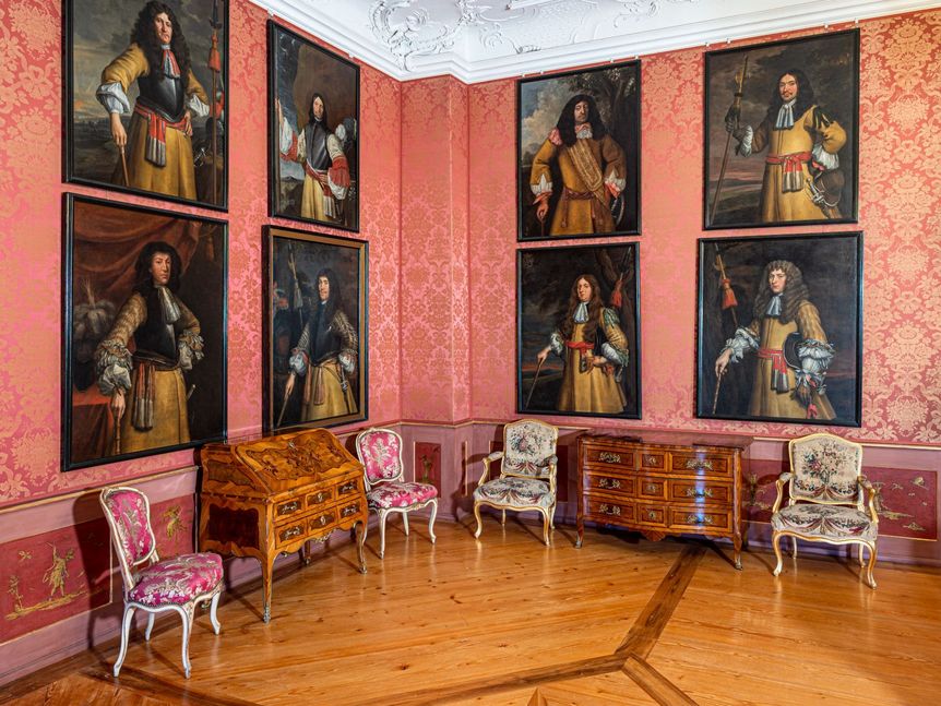 Schloss Tettnang, Die Offiziersgalerie im zweiten Roten Zimmer 