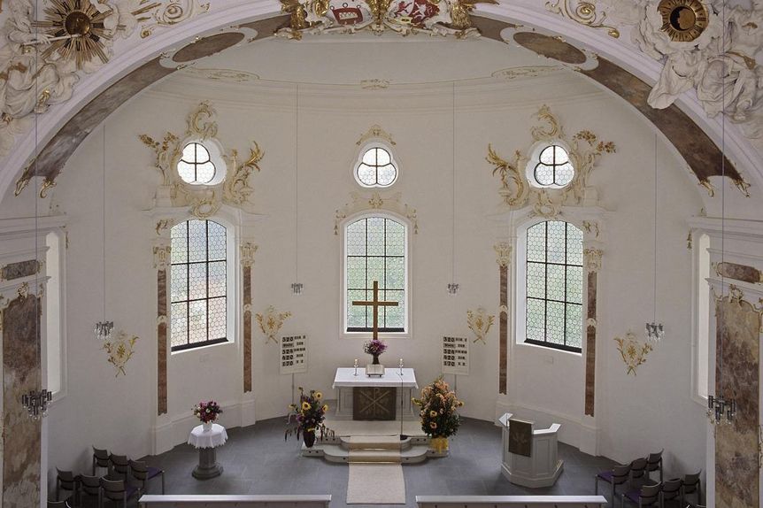 Blick in den Altarraum der Schlosskapelle