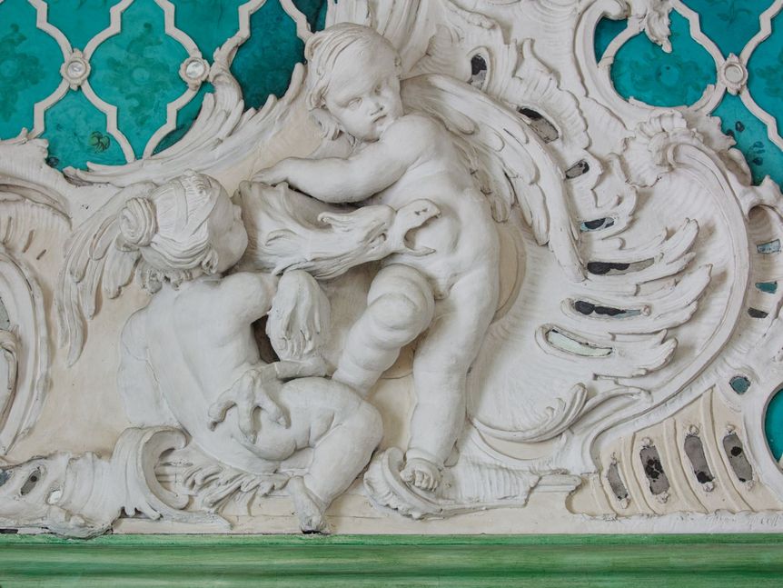 Stuckarbeiten von Joseph Anton Feuchtmayer im Grünen Kabinett mit Darstellung des Zeus‘ als Adler mit Ganymed und Hebe als Putten